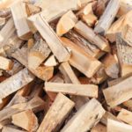 エネルギー不足の中、フィンランドで白樺の薪の価格が倍増