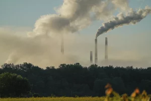 排出量の大幅な削減にもかかわらず、米国はまだ目標達成にはほど遠い、と報告書は指摘しています