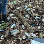 汚染：ペットボトルに入った聖書のメッセージがバン川に投棄される