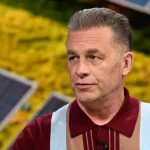 クリス・パッカム、環境政策の廃止をめぐる訴訟を和解